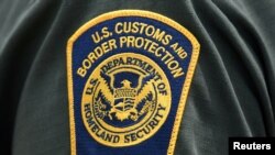 一名海關與邊境保護局執法人員手臂上佩戴的標記。.