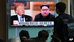 南韓街頭電視屏幕上播放的美國總統川普和北韓領導人金正恩的畫面(2018年4月18日)