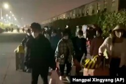 富士康在河南鄭州的蘋果代工廠工人因新冠病毒疫情逃出被封的廠區。（2022年10月29日）