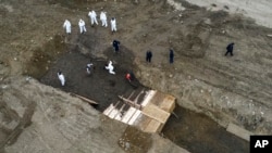 紐約當局在哈特島挖掘大型坑道，集體埋葬死者。2020年4月9日