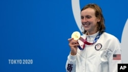 美國選手凱蒂·萊德基2021年7月28日在東京奧運會女子1500米自由泳決賽中奪得金牌。