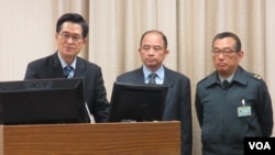 台灣國防部長嚴德發(左一)2月25號在立法院外交及國防委員會接受質詢 。