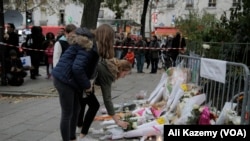 2015年11月14日在巴黎人们为恐怖袭击事件中120多名遇难者献花纪念。