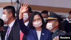 台灣總統蔡英文在台北舉行的雙十國慶慶典上招手。(2021年10月10日)