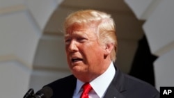 美國總統川普星期五在白宮對記者講話。