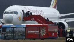 瑞士當局拘捕劫持埃塞爾比亞班機在日內瓦機場降落的飛機副駕駛員。（2014年2月 17日）
