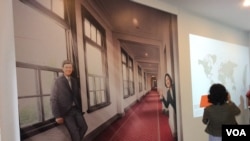 總統府內參觀者可以和總統與副總統的照片拍照 （美國之音申華 拍攝）