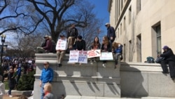 游行人群在宾夕法尼亚大道一侧。