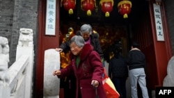 中國江蘇老年人前往如皋市的一個寺廟參拜。 （2021年3月31日）