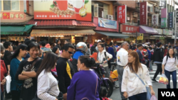 農曆新年後人潮擁擠的淡水老街（美國之音海倫）