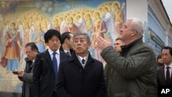 日本外務大臣岩屋毅(中)在烏克蘭外長西比哈的陪同下參觀基輔一座修道院。(2024年年11月16日)