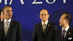 美國總統奧巴馬(左起)﹐緬甸總統吳登盛曾經在11月19號在印尼巴厘島召開的東盟首腦會議期間見面﹐當時中國總理溫家寶亦有出席。