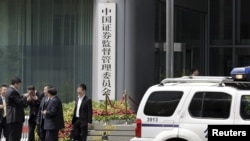 中国警车停在中国证监会门口（2015年7月9日）