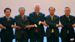 美国国务卿蒂勒森在东盟地区安全会议上与东盟国家的外长们手牵手。（2017年8月6日）
