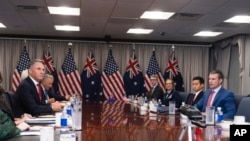 2025年2月7日，在华盛顿五角大楼举行的会议开始之前，美国国防部长皮特·海格塞斯(右)欢迎澳大利亚副总理兼国防部长理查德·马尔斯(左)。