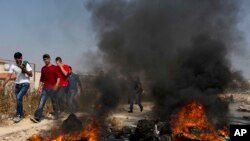 巴勒斯坦抗議者在跟以色列安全官員發生衝突時燃燒輪胎（2017年7月22日）