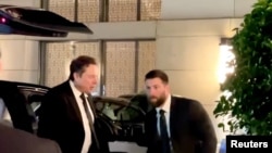 馬斯克在訪問北京期間走出座駕。（2024年4月28日）