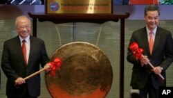 周松崗(左)啟動互聯互通機制儀式