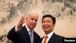 Ljudi prolaze kroz ulazna vrata koncentracijskog logora Sachsenhausen s motom &#39;Arbeit macht frei&#39; (&#39;&#39;Rad oslobađa&#39;&#39;) dan prije Međunarodnog dana sjećanja na holokaust, u Oranienburgu, oko 30 kilometara sjeverno od Berlina, 26. januara, 2015.