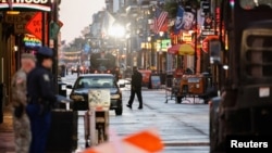 2025年1月2日，路易斯安那州新奧爾良，新年慶祝活動期間，執法人員在一名駕駛卡車的男子襲擊致人死亡的現場工作。