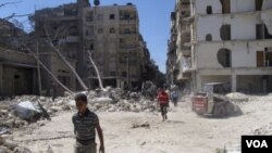 人們走在敘利亞政府軍轟炸後的廢墟上