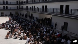 2025年2月26日在緬甸東部妙瓦底縣獲救的來自中國、越南和埃塞俄比亞的人員被販賣並被誘騙到網路詐騙中心工作。