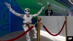 一個機器人在北京國際高新技術成果交易會的入口處翩翩起舞。 (資料照片：2024年7月16日)