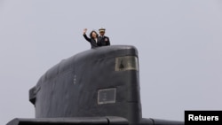 台灣總統蔡英文2017年3月21日在高雄海軍基地登上一艘“海龍級”（SS-794）潛艇並揮手致意。 （路透社照）