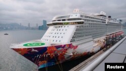 為控制新冠病毒疫情擴散而被台灣拒絕進入高雄港的世界夢號遊輪停泊在香港啟德遊輪碼頭。 （2020年2月5日）