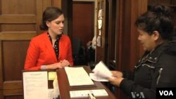 西藏活動分子請求美國國會議員在關注藏人自焚的信件上簽名