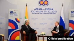 緬甸前總統吳廷覺（U Htin Kyaw）在參加2016年索契東盟會議上同俄羅斯總統普京會晤。（資料照）