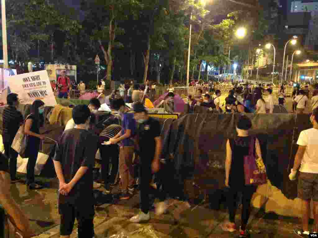 占领人士星期一晚在金钟道上架设和加固路障 (美国之音海彦拍摄)