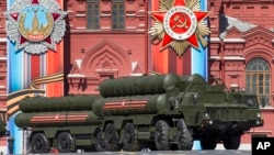 资料照：莫斯科红场阅兵胜利日阅兵彩排中亮相的S-400防空导弹系统。(2017年5月7日)
