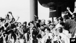 历史照片：中共主席毛泽东与来自北京等地的师生见面并挥手。(1966年8月)