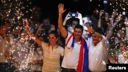 承诺会与台湾维持邦交的红党候选人圣地亚哥·培尼亚（Santiago Pena，中）庆祝在2023年4月30日巴拉圭总统大选中胜出。（路透社）