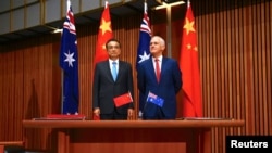 中國總理李克強2017年3月24日與澳大利亞總理特恩布爾（右）在堪培拉出席簽署協議儀式
