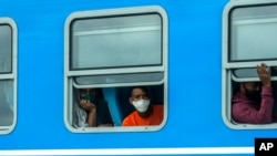 資料照片: 坐在駛往古巴首都哈瓦那的列車上的乘客。 (2021年1月14日)