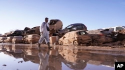 西班牙2023年10月遭遇严重洪灾，多个地区基础设施受损，政府救灾行动受到广泛批评。(美联社：2024年11月12日)