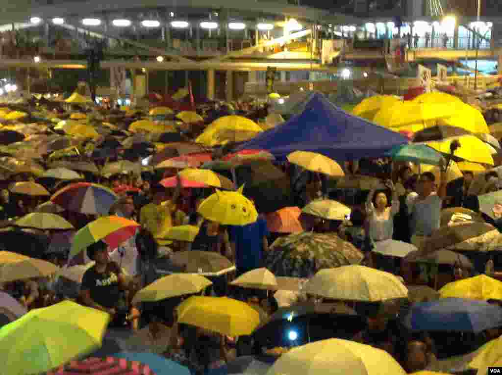 萬人雲集金鐘佔領區紀念佔領運動滿月 (美國之音圖片/海彥拍攝 ) 