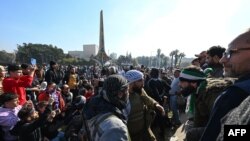 ປະຊາຊົນ ພາກັນຖ່າຍພາບນັກລົບຕໍ້ຕ້ານລັດຖະບານ ດ້ວຍໂທລະສັບມືຖືຂອງພວກເຂົາເຈົ້າ, ຢູ່ທີ່ຈັດຕະລັດ ອະມາຍຢາດ (Umayyad) ໃນນະຄອນຫຼວງ ມາດາສກັສ, ວັນທີ 9 ທັນວາ 2024.