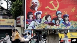 2006年4月16日越南人騎車經過巨型宣傳海報(資料照片)