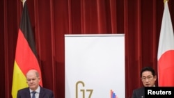 德國總理朔爾茨（左）和日本首相岸田文雄週六（3月18日）在東京的記者會上。