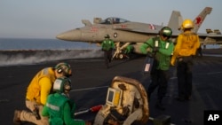 胡塞武裝星期六聲稱攻擊了美軍航空母艦艾森豪威爾號，但遭到美國官員否認。圖為戰機準備自艾森豪威爾號起飛執行任務。