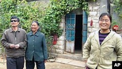 疑似官方有意公佈的陳光誠與母親妻子合照(資料圖片)