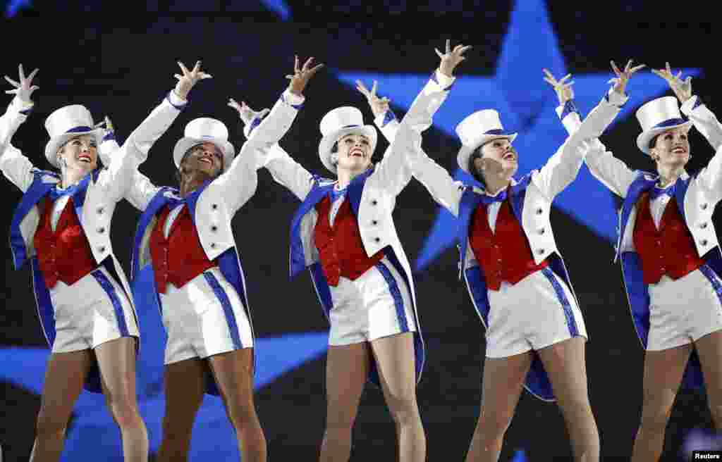 纽约无线电城音乐厅的火箭女郎舞蹈团（ The Radio City Rockettes ）在川普夫妇主办的，以&ldquo;自由&rdquo;为题的就职舞会上表演舞蹈（2017年1月20日）。她们身穿红白蓝三色的服装。红白蓝三色是美国国旗上的颜色，象征着爱国。