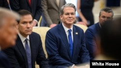 资料照片：美国财政部长贝森特(中)。2025年7月22日