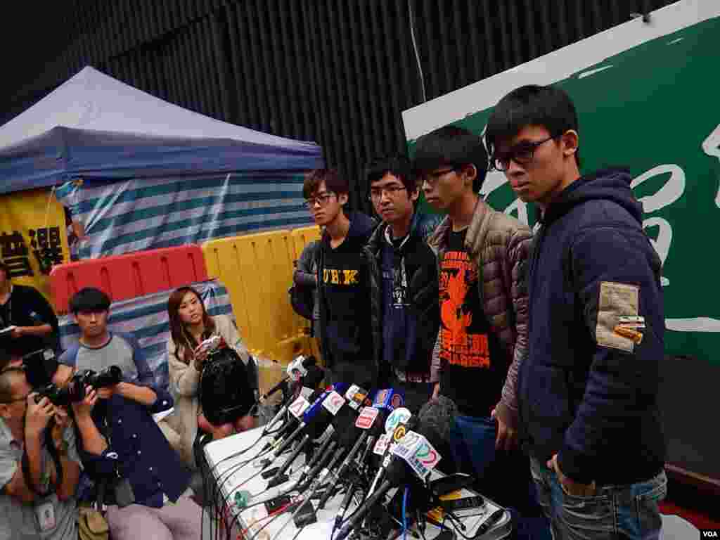 「雙學」代表舉行記者會表示，清場前夕會在金鐘佔領區通宵留守，願意被捕，完成公民抗命 (美國之音 湯惠芸攝)