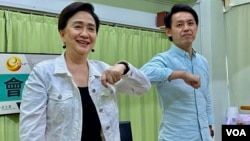 香港民主党主席罗健熙7月13日接受该党前主席刘慧卿网台节目访问，批评港府对宣誓DQ民主派区议员并追讨薪津的传媒”放风“，故意维持模糊状态，更失信于民（美国之音/汤惠芸）