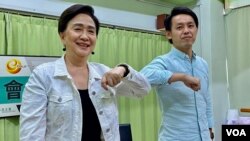 香港民主黨主席羅健熙7月13日接受該黨前主席劉慧卿網台節目訪問，批評港府對宣誓DQ民主派區議員並追討薪津的傳媒”放風“，故意維持模糊狀態，更失信於民 （美國之音湯惠芸）