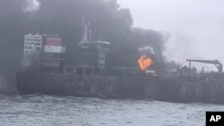 ກຳປັ່ນສິນຄ້າໄດ້ແລ່ນຕຳກຳປັ່ນບັນທຸກນ້ຳມັນທີ່​ຂົນ​ສົ່ງ​ນ້ຳ​ມັນ ໃນວັນຈັນຜ່ານມາຢູ່ນອກຝັ່ງທະເລຂອງອັງກິດ.